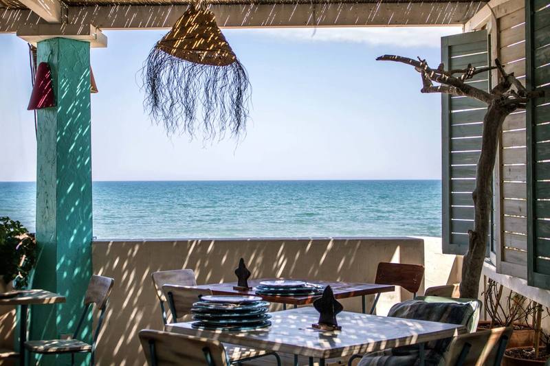 Terraza Los Baños Sunshine frente al mar
