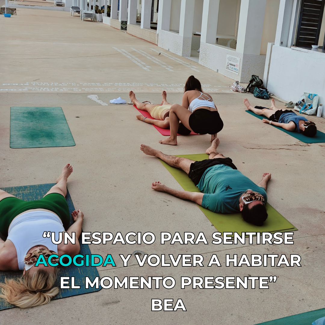 Bea en clase de yoga en Dénia