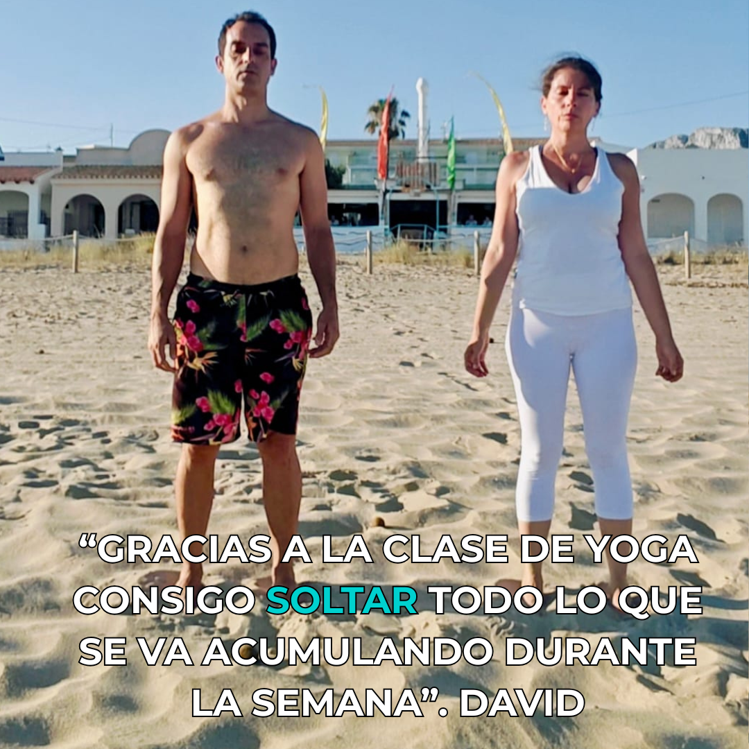 David Busto en clase de yoga en Dénia